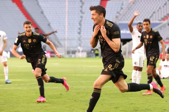 robert-lewandowski-bayern-munich-augsburg-2020-21_1xqdjgak54fjh1ooxh68wo6dep.jpg